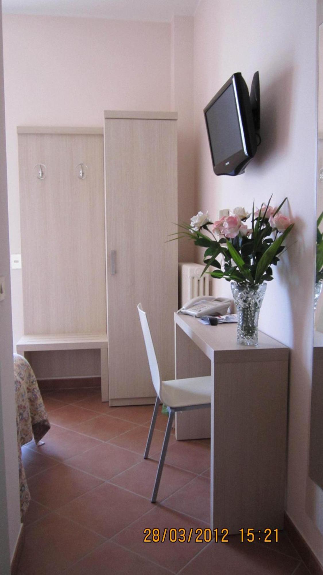 Albergo Riva Reno Di Leggiuno Exterior foto