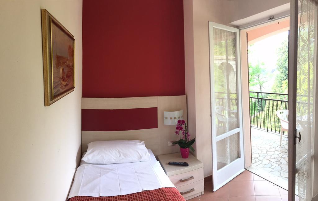 Albergo Riva Reno Di Leggiuno Habitación foto