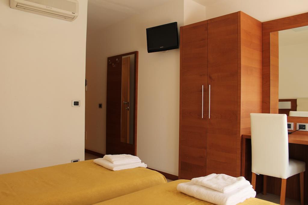 Albergo Riva Reno Di Leggiuno Exterior foto
